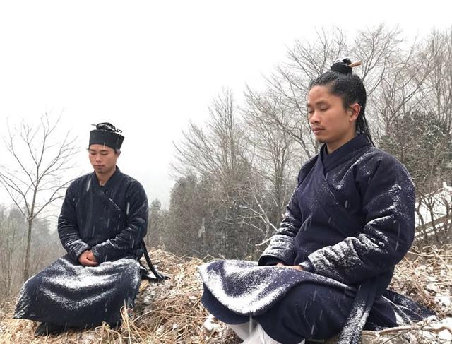 武当山道士冒大雪打坐,积雪堆满全身仍旧纹丝不动,网友:世外高人!