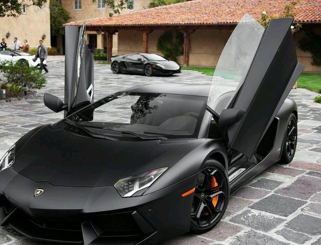 波多野结衣老师的座驾是一辆兰博基尼大牛，她真的受的了么