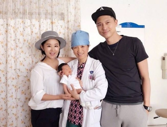 李小萌全家福,产后素颜白皙略发福,隐富老公工资全上交!