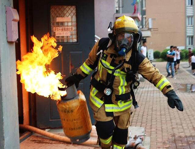 消防员招聘,工资待遇优厚,你想试试吗?