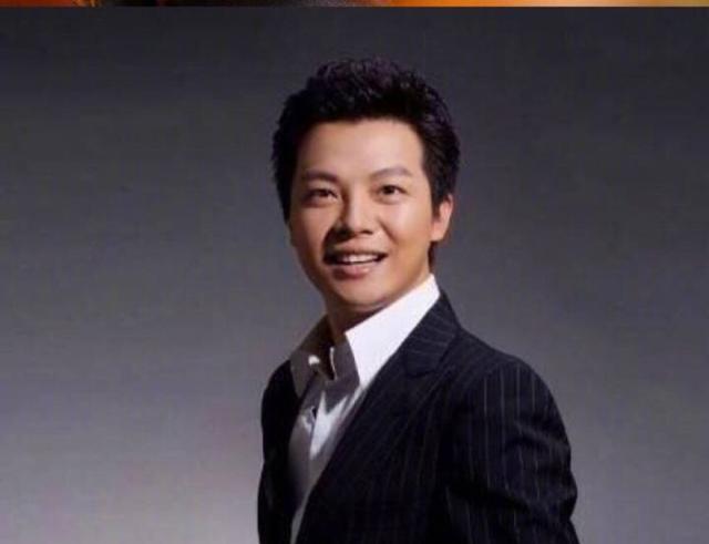 第一次主持春晚就站c位,任鲁豫背景这么强大?