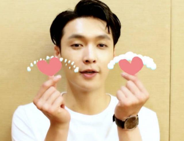 各种比心手势图片