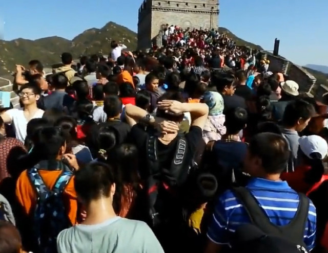 韩国日本人来中国旅游,第一次见识到大陆的威