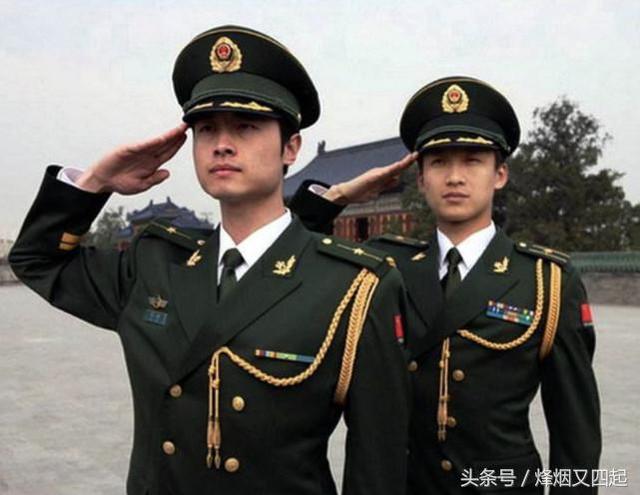 军营里是如何划分军衔的？升到一级军士长要多久？