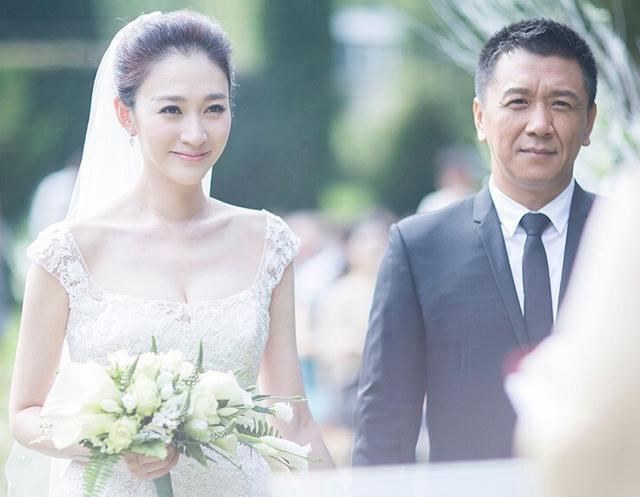 她40岁素颜都“值”８个亿，合个照随意就秒杀了汤唯林志玲！