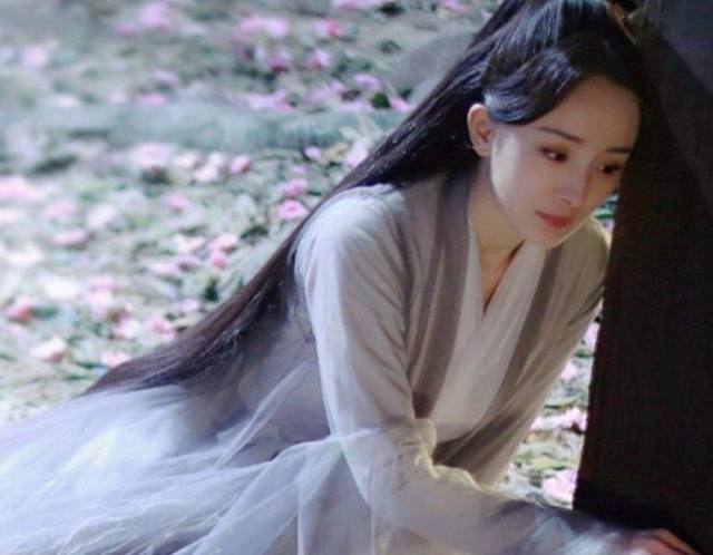 穿古装最美的四位女星,杨幂垫底,热巴第二,第一美的不像话