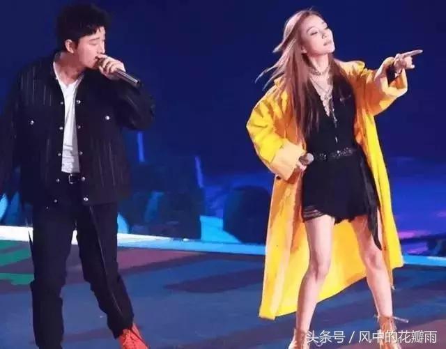 深扒贾乃亮微博，才知道贾乃亮居然这样对李小璐？太遗憾了！