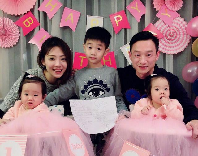 杨云晒双胞胎女儿花式亲爹，杨威的出场方式逗乐网友！