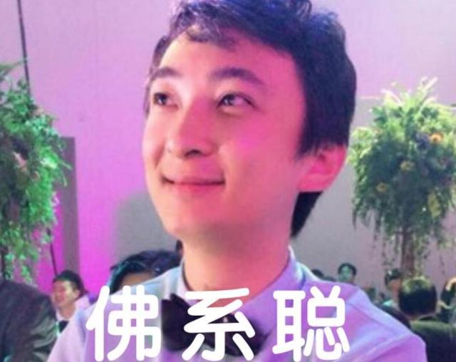 王思聪眼镜杀现身三亚电音节,斯文帅气的他又