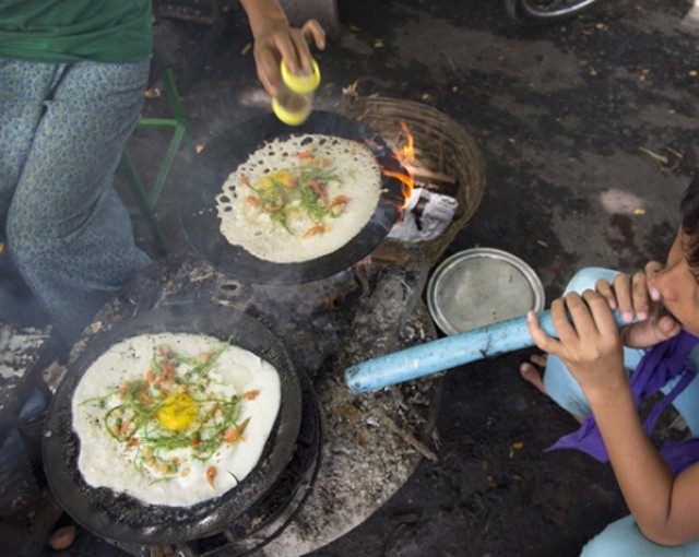 行走在缅甸街头,品味街头美食小吃,只是卫生环境令人下不去口!