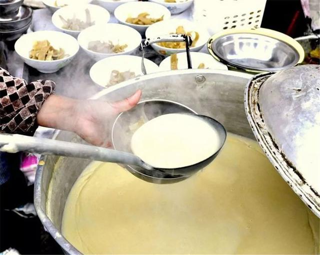 油糕稀豆粉:是昭通人的传统特色小吃,金黄酥脆的油糕,清香四溢的稀