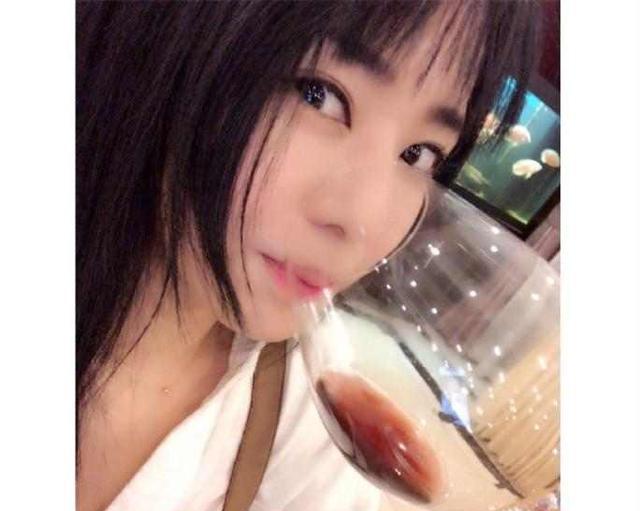 苍井空婚后生活不协调，宁愿早起去拍戏，靠喝酒度日惹人疼！