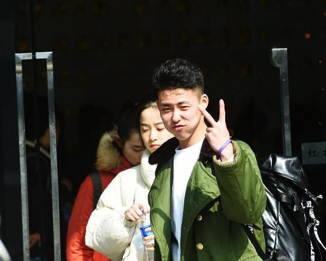 上戏艺考今天开始，校方规定素颜，我却发现80%的女生都化了妆