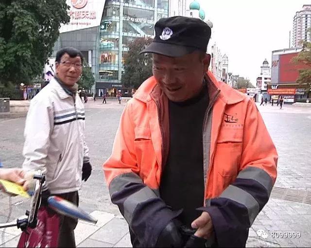 新闻特写：他们坚守寒风中 8099999主播送温暖
