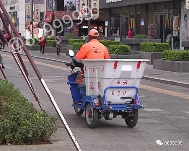 新闻特写：他们坚守寒风中 8099999主播送温暖