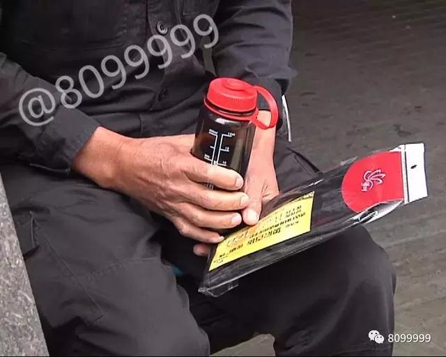 新闻特写：他们坚守寒风中 8099999主播送温暖
