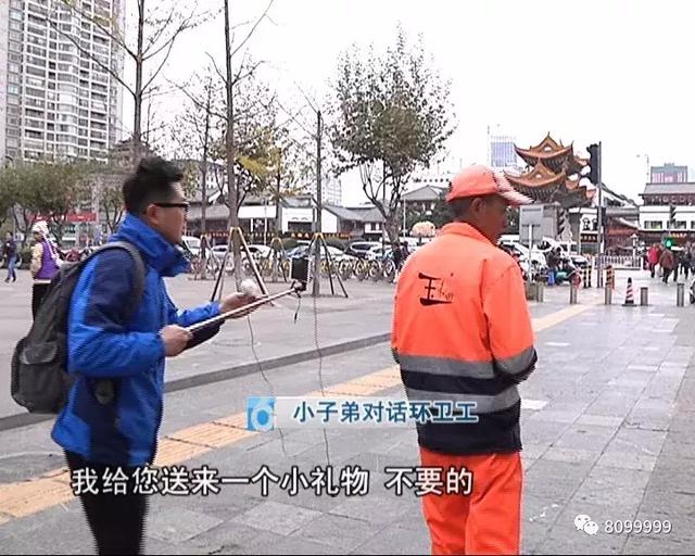 新闻特写：他们坚守寒风中 8099999主播送温暖