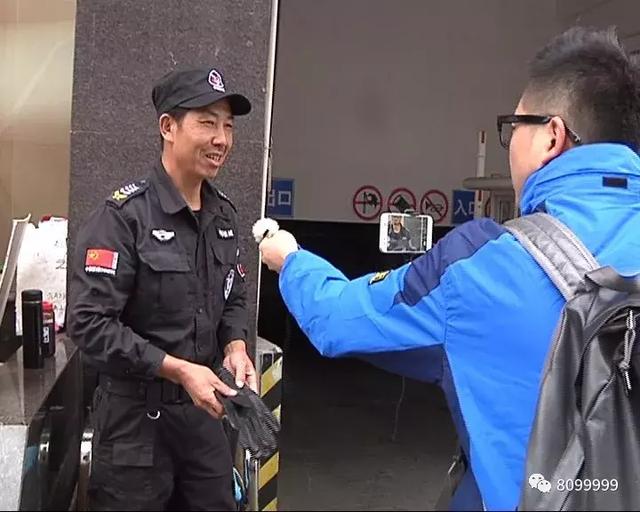 新闻特写：他们坚守寒风中 8099999主播送温暖