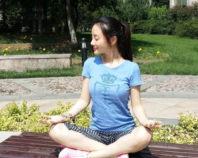 李小璐父亲是知名导演，影后母亲高贵但很低调，三代都是美人胚子
