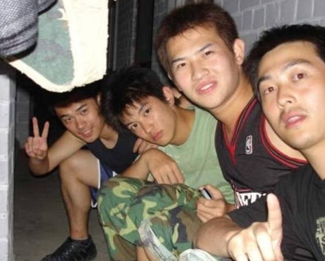 杜江晒大学军训的照片, 然而有眼尖的网友直呼: 陈赫年轻时好帅!