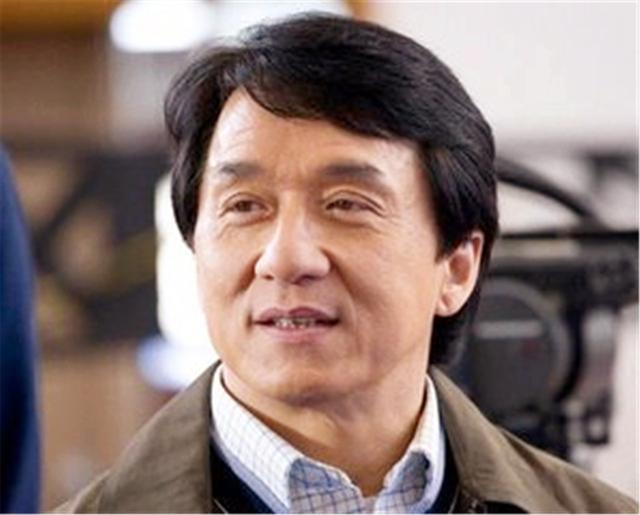 最新的国内百位明星片酬排行榜，成龙第一，发哥第二
