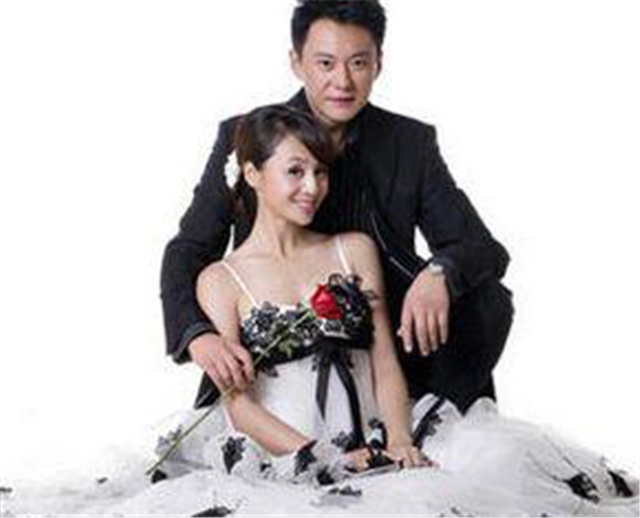 化妆师逆袭央视主持,为婚姻抛事业,今44岁整容失败但跑车不变