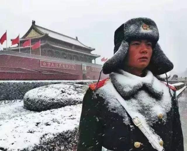 风雪中挺直腰板站岗的中国军人,帅哭了!