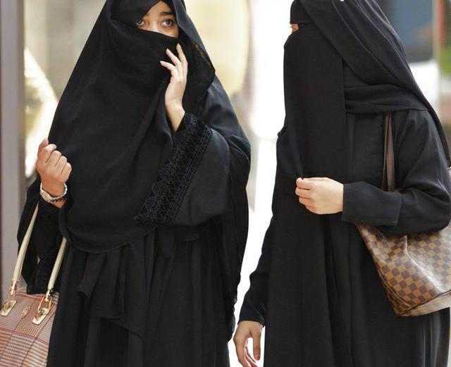 阿拉伯女子出门为何都要纱巾蒙面?除了防晒,这