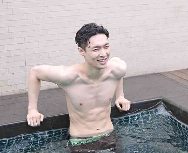 明星们脱了衣服,陈伟霆鹿晗的腹肌很man,而看到千玺我愣了!