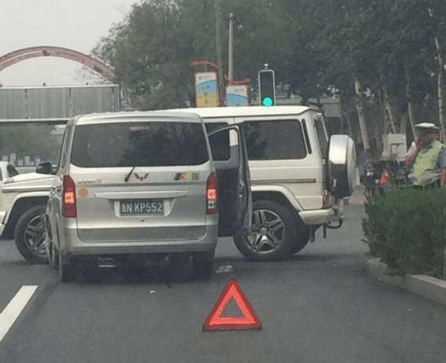 在路上，当五菱宏光遇上了奔驰G65，结果是怎样的呢？