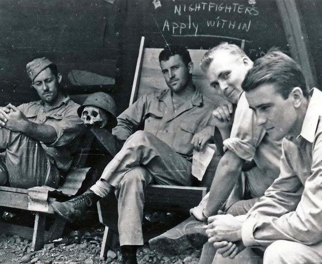 可怜无定河边骨--被美军赏玩的日军头骨