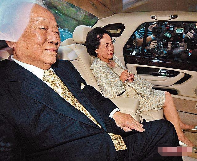 许世勋夫妇隔三岔五被拍，李嘉欣的婆婆简剑勋却不太耐烦的模样!