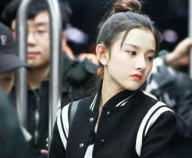 20岁的宋祖儿近照，整个娱乐圈都在等她长大，现在比张柏芝还美