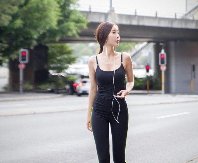女紧身内衣裆部囧图_紧身牛仔裤美女裆部