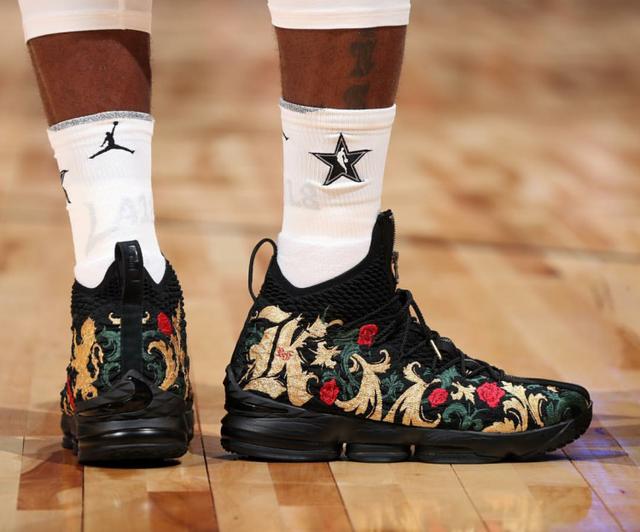詹姆斯是穿着哪双球鞋才拿下NBA全明星赛MV