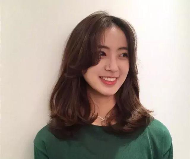 蓬松感卷发很适合发量比较少的女生.