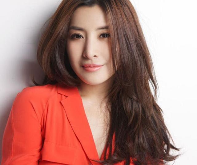 原来39岁王雅捷结婚11年了，老公也是演员，如今儿子长得像爸爸