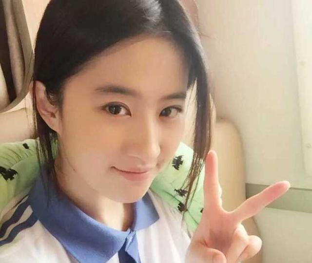 有很多网友在网上追问刘亦菲的国籍,后来在接受某个节目采访时,刘亦菲