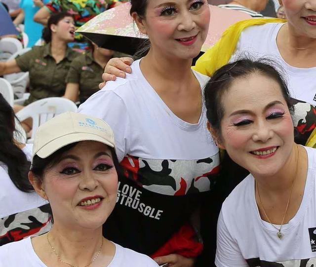 化妆难掩岁月痕迹 但浙江广场舞大妈乐观笑容充满自信