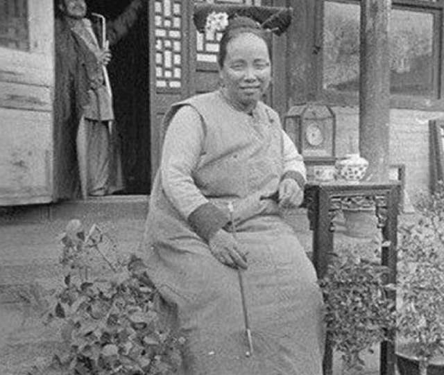 晚清老照片:这个是清朝的老宫女,长相时间太丑了