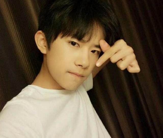 易烊千玺比心手势第一张很萌，第二张很帅，第七张最服气