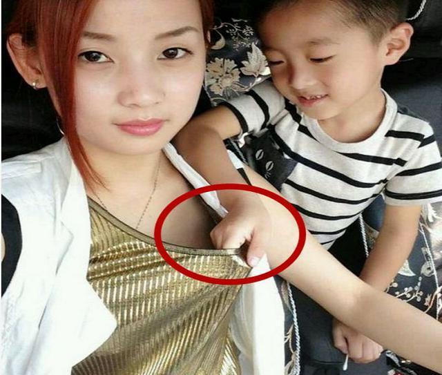 搞笑段子:熊孩子乱扯姐姐衣服,是不是饿了!