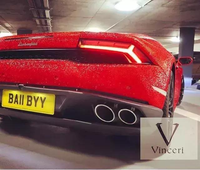 妹子给兰博基尼贴上130万颗施华洛世奇水晶,