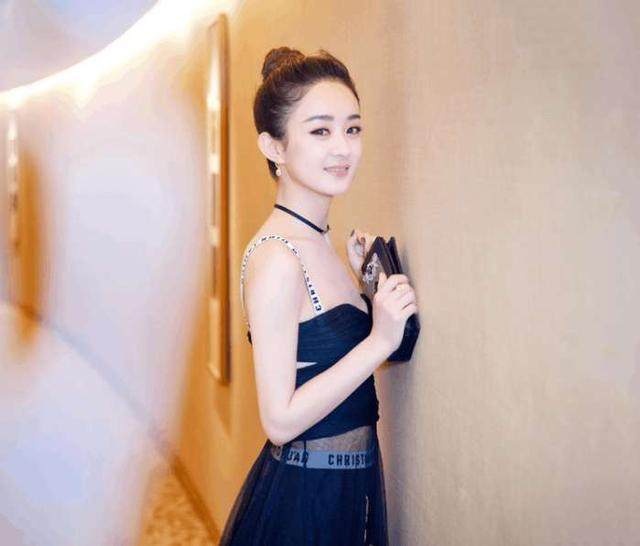 赵丽颖古力娜扎同穿紧身裙,一个美上天一个土掉渣