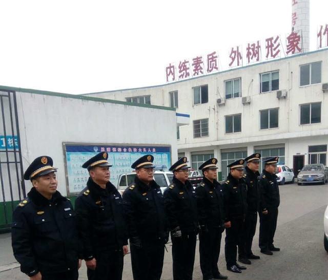 写一首打油诗赞美犀浦好城管