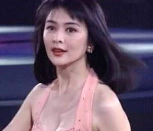 关之琳用18个字回应下体被塞高尔夫球事件,网