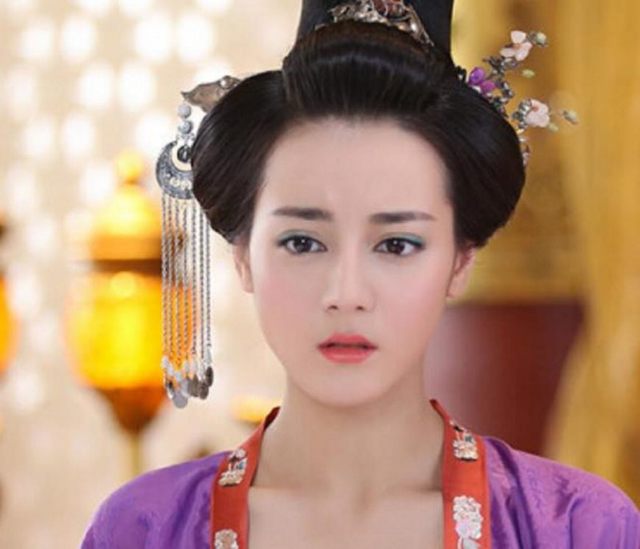 5:美人制造中的倾城 迪丽热巴参演了02篇我不是美人,扮演倾城,这个