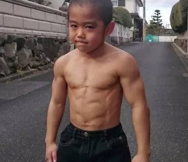 小男孩想成为第二个李小龙?看完肌肉对比照，你就明白还差多远!