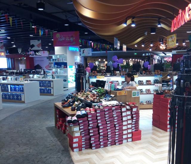 在超市过道卖鞋,生意惨淡,商场老板:导购员不行