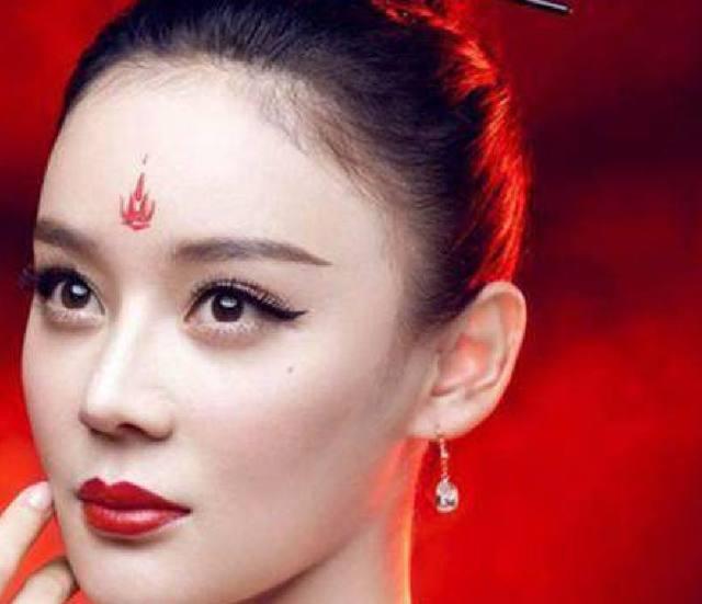眉间花钿装: 赵丽颖热巴刘诗诗竟输给了一个过气明星?